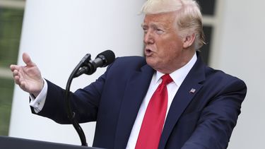 El presidente Donald Trump habla en los jardines de la Casa Blanca.