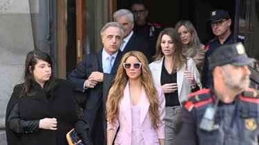 La cantante colombiana Shakira abandona el Tribunal Superior de Justicia de Cataluña después de asistir a su juicio por fraude fiscal, en Barcelona el 20 de noviembre de 2023.