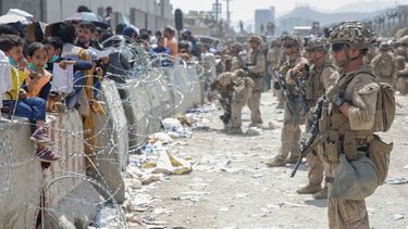 Soldados estadounidenses montan guardia en el aeropuerto de Kabul en Afganistán el 20 de agosto del 2021.&nbsp;
