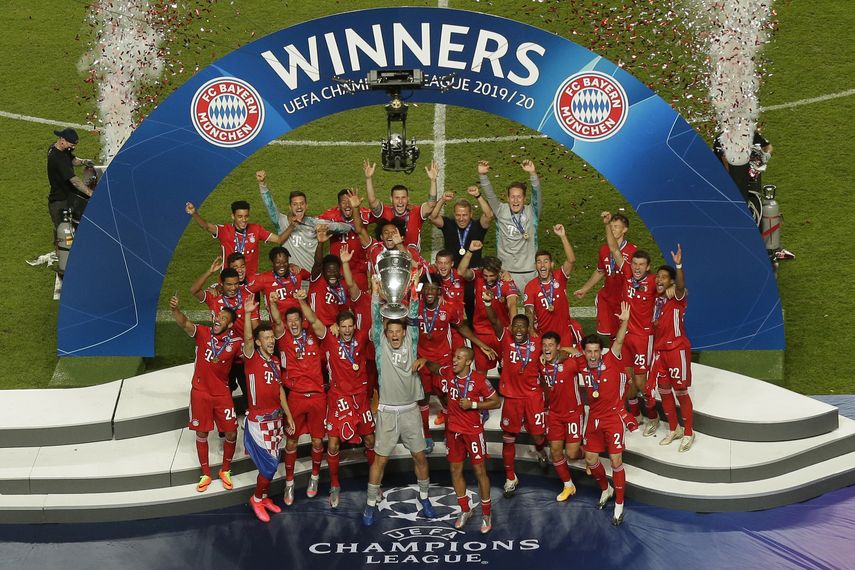 Los jugadores del bayern Munich alzan el trofeo de la Liga de Campeones de 2020 tras vencer el domingo 23 de agosto al PSG 1-0, en Lisboa.