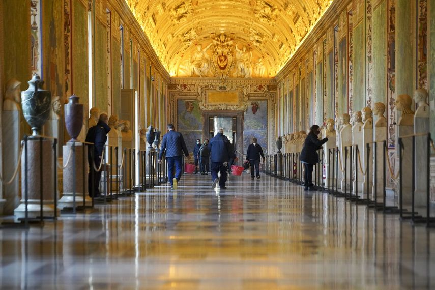 Trabajadores caminan por un pasillo de los Museos Vaticanos antes de la apertura, en el Vaticano, el lunes 1 de febrero de 2021.