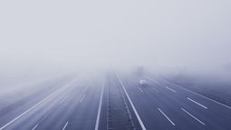 Densa neblina dificulta la visibilidad de choferes. Densa neblina dificulta la visibilidad de choferes.