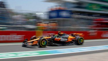 El piloto británico de McLaren, Lando Norris, pasa por el pit lane durante la sesión de entrenamientos del Gran Premio de Fórmula 1 de Sao Paulo en el circuito José Carlos Pace, también conocido como Interlagos, en Sao Paulo, Brasil, el 7 de noviembre de 2025.