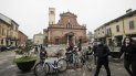 Peatones y ciclistas frente a la iglesia de San Biagio en Codogno, Italia, el domingo 21 de febrero de 2021. Peatones y ciclistas frente a la iglesia de San Biagio en Codogno, Italia, el domingo 21 de febrero de 2021.