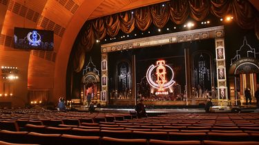 Una vista del escenario previo al comienzo de la 73a entrega de los Premios Tony en el Radio City Music Hall de Broadway, en Nueva York, el 9 de junio de 2019.&nbsp;