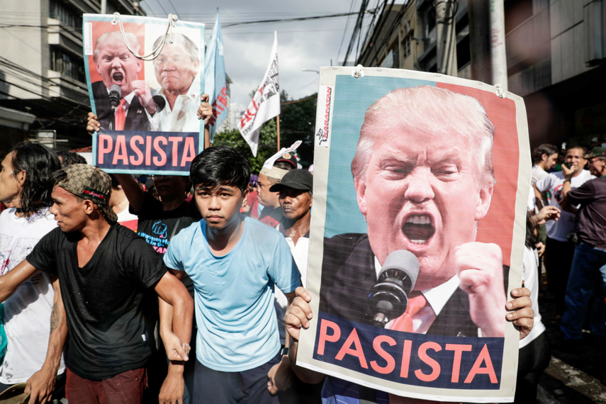 Los activistas sostienen pancartas con las imágenes del presidente estadounidense Donald J. Trump y el presidente filipino Rodrigo Duterte durante una protesta cerca de la embajada de Estados Unidos en Manila, Filipinas.&nbsp;
