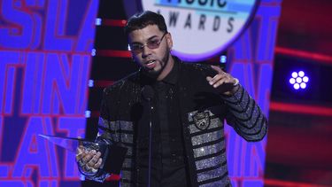 Anuel AA recibe el American Music Award al artista del año, el jueves 17 de octubre en el Teatro Dolby, en Los Angeles.