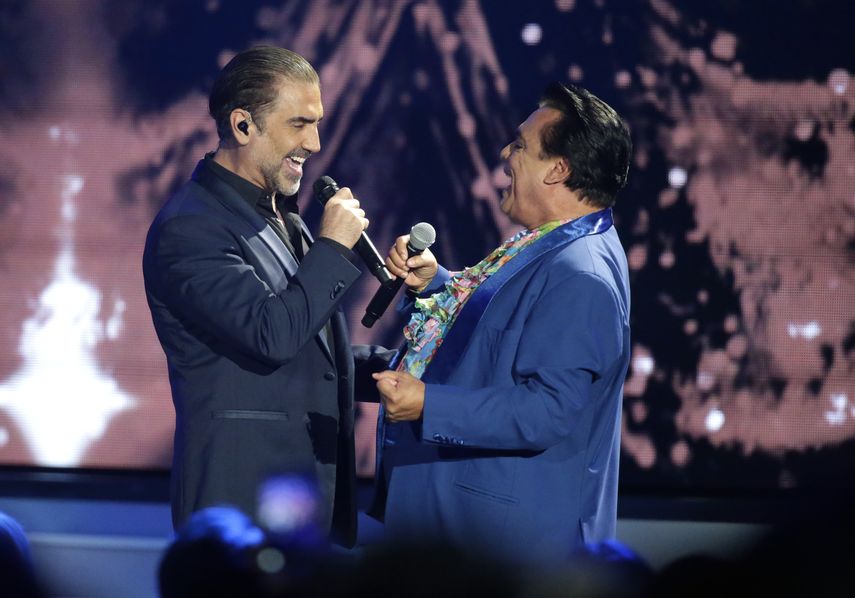En esta fotograf&iacute;a de archivo del 28 de abril de 2016, Alejandro Fern&aacute;ndez y Juan Gabriel, durante su presentaci&oacute;n en los Premios Latin Billboard.
