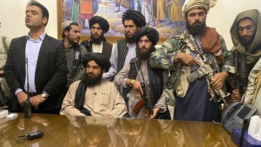 Combatientes del Talibán toman el control del palacio presidencia en Kabul, Afganistán, después de que el presidente Ashraf Ghani huyera del país, el domingo 15 de agosto de 2021.&nbsp;