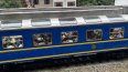 Turistas y viajeros abordan un tren que sale de la estación en Machu Picchu Pueblo, Perú, el 27 de enero de 2024, la mayoría de ellos habiéndose quedado varados desde una huelga general.