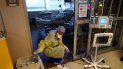Una enfermera de terapia intensiva mueve cables de máquinas médicas afuera de la habitación de un paciente con COVID-19, en el centro médico de Willis-Knighton, en Shreveport, Luisiana.