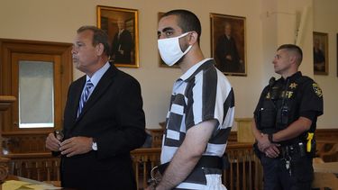 Hadi Matar, centro, de 24 años, escucha al abogado de oficio Nathaniel Barone, izquierda, cuando se dirige a la jueza en la audiencia en la corte del condado Chautauqua, en Mayville, Nueva York, el sábado 13 de agosto de 2022. Matar, acusado de apuñalar al escritor Salman Rushdie, se declaró inocente de los cargos de agresión e intento de asesinato.