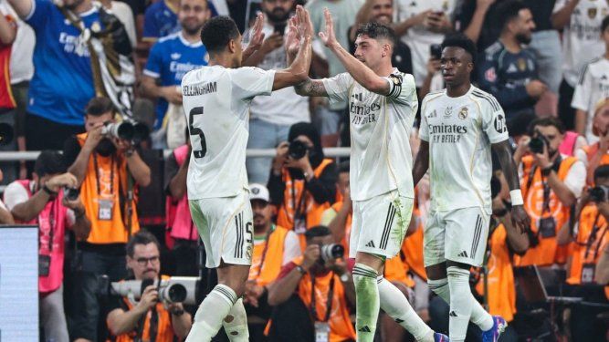 Los jugadores del Atlético de Madrid celebran el segundo gol de su equipo durante el partido de semifinales de la Supercopa de España entre el Atlético de Madrid y el Real Madrid en la Ciudad Deportiva Rey Abdullah en Yeddah el 8 de enero de 2026.&nbsp;