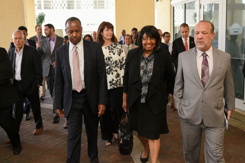 De izq. a derecha: secretario Ben Carson, su esposa Candy Carson y el presidente del Homeless Trust, Ron Book. &nbsp;&nbsp;