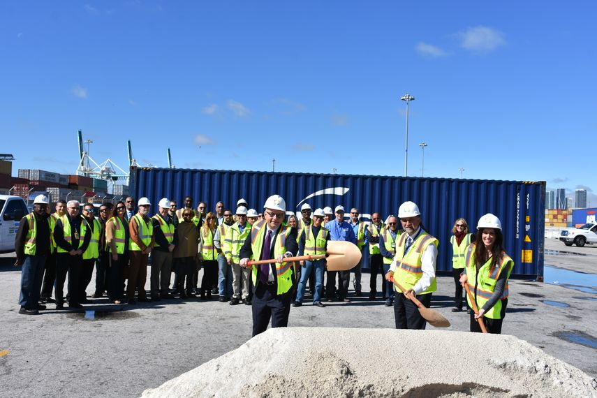 Juan M. Kuryla y Mark Baker inician las obras de ampliación de&nbsp;South Florida Container Terminal.  &nbsp;.