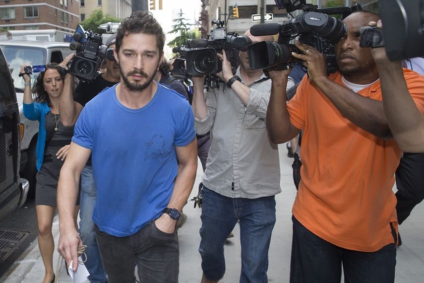 En esta foto del 27 de junio del 2014, el actor Shia LaBeouf es seguido por reporteros al salir de un tribunal en Nueva York, al día siguiente de su arresto por gritar obscenidades durante una función del musical de Broadway Cabaret. (AP)