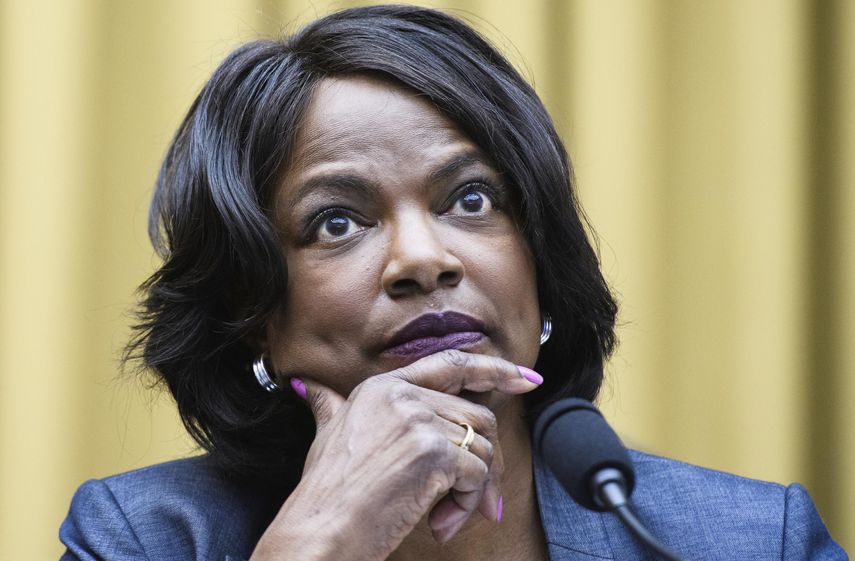 Val Demings quiere derrumbar todos los muros menos el de su lujosa casa