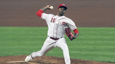 El relevista cubano de los Rojos de Cincinnati Raisel Iglesias lanza ante los Piratas de Pittsburgh, el miércoles 16 de septiembre de 2020. Iglesias ha sido transferido a los Angelinos de Los Ángeles.&nbsp;