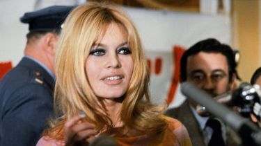 La actriz francesa Brigitte Bardot (en el centro) ofrece una rueda de prensa en diciembre de 1965 en Hollywood para la película Viva María, dirigida por Louis Malle (al fondo).