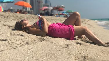 Miles de miamenses y turistas acuden a la playa para evadir el calor.