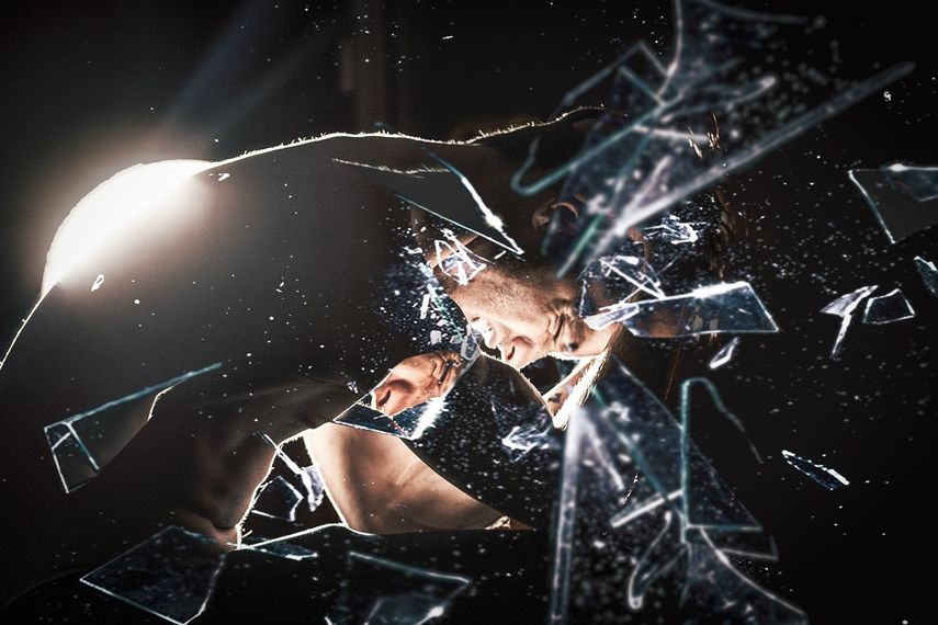 La tasa de suicidios en EEUU, varían según la edad, el sexo y la raza/etnia. Los hombres tienen tasa de suicidio significativamente más altas que las mujeres, con una tasa de 22,2 por ciento por cada 100.000 hombres en comparación con 5,6 por cada 100.000 mujeres.