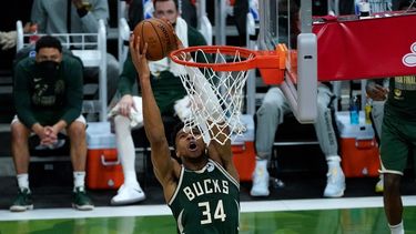 Giannis Antetokounmpo, de los Bucks de Milwaukee, clava el balón en la segunda mitad del tercer partido de las finales de la NBA ante los Suns de Phoenix, en Milwaukee, el domingo 11 de julio de 2