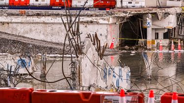 Piezas retorcidas de metal sobresalen de los restos de las paredes en el área donde se encontraba el edificio Champlain Towers South parcialmente derrumbado en Surfside, Florida.