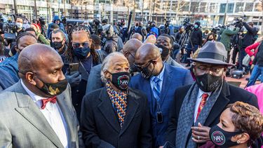 El abogado de la familia Floyd, Ben Crump (derecha), el reverendo Al Sharpton, fundador y presidente de National Action Network, (Centro) y los miembros de la familia de George Floyd se dirigen al Centro de Gobierno del Condado de Hennepin antes de la declaración de apertura del juicio al exoficial de policía de Minneapolis Derek Chauvin el 29 de marzo de 2021 en Minneapolis, Minnesota.