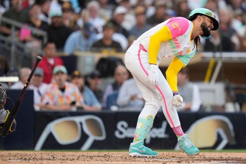 Fernando Tatis Jr., de los Padres de San Diego, hace una mueca después de ser golpeado por un lanzamiento durante la tercera entrada contra los Cerveceros de Milwaukee, el viernes 21 de junio de 2024, en San Diego.&nbsp;