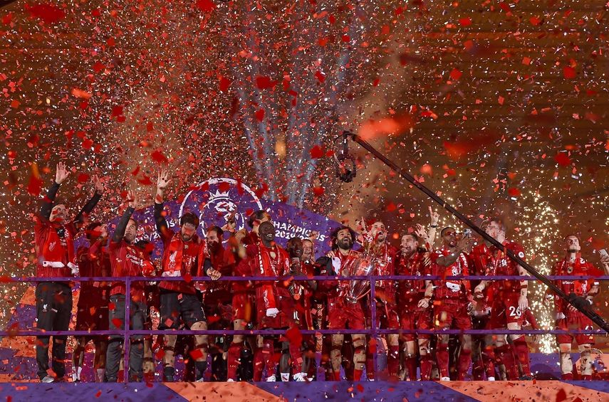 Los jugadores del Liverpool festejan con el trofeo, tras disputar su &uacute;ltimo encuentro de locales en la temporada, el mi&eacute;rcoles 22 de julio de 2020, ante el Chelsea.&nbsp;