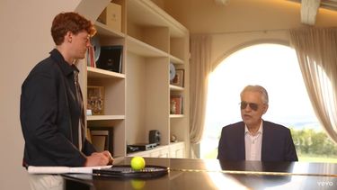 Los italianos Andrea Bocelli y Jannik Sinner.&nbsp;