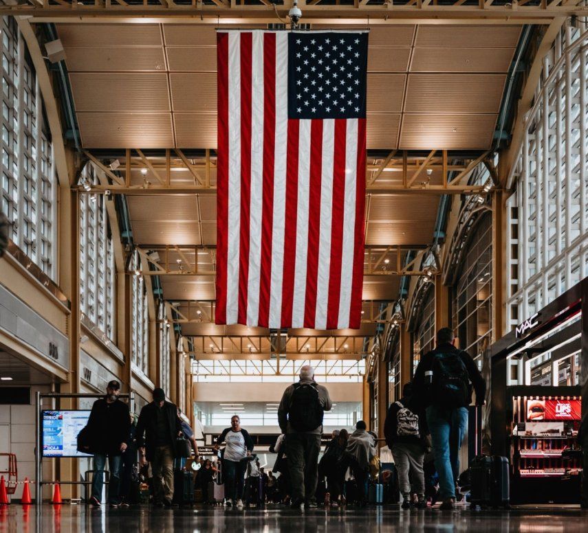 Viajeros caminan por la terminal aérea.