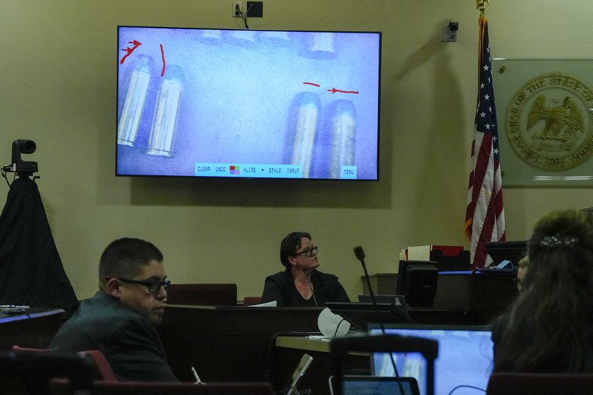 La técnica de la escena del crimen Marissa Poppell presenta evidencia fotográfica durante el juicio de Alec Baldwin por homicidio involuntario en el Tribunal de Distrito del Condado de Santa Fe, Nuevo México, el 11 de julio de 2024.