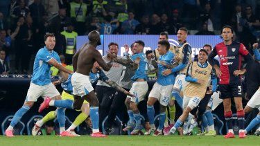 El delantero belga número 11 del Napoli, Romelu Lukaku (2-I), celebra con sus compañeros tras anotar el segundo gol de su equipo durante el partido de la Serie A italiana entre el Napoli y el Cagliari en el estadio Diego Armando Maradona de Nápoles el 23 de mayo de 2025.&nbsp;