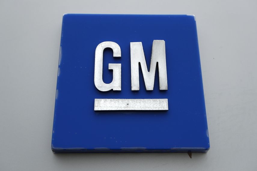 El logo de General Motors en la planta de ensamblaje General Motors Detroit-Hamtramck en Hamtramck, Michigan. 