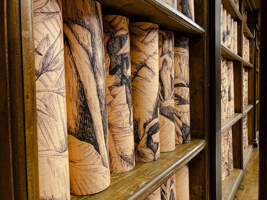 La exposición Tutti, del artista Pietro Ruffo, está inspirada en la carta encíclica del papa Francisco Hermanos todos de 2020, que combina sus llamados a la sostenibilidad ambiental, una mayor fraternidad humana y un orden socioeconómico más justo en el mundo después del COVID. La muestra se puede visitar hasta el 22 de febrero en la Biblioteca Apostólica del Vaticano.&nbsp;