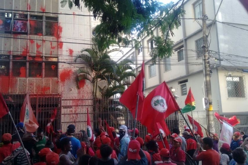 Movimiento de Trabajadores sin Tierra atacó residencia de la presidenta de Tribunal Federal en Belo Horizonte.&nbsp;
