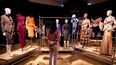Un asistente de galería posa con creaciones de la fallecida diseñadora británica Vivienne Westwood durante una sesión fotográfica para la subasta Vivienne Westwood: The Personal Collection en la casa de subastas Christies en Londres el 13 de junio de 2024.