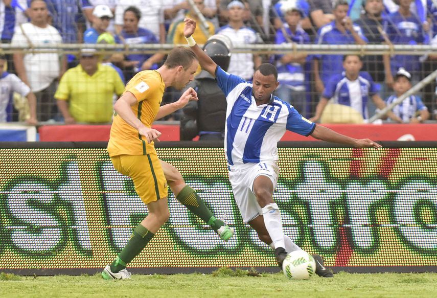 El jugador de Honduras Carlos Lanza (derecha) disputa el balón frente al australiano Dylan McGowan.