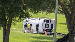 Policía y socorristas inspeccionan un autobús que se volcó tras chocar con una camioneta matando a ocho de 50 jornaleros que iban en el camión, el 14 de mayo de 2024, en Ocala, Florida.&nbsp;
