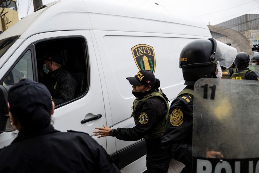 Cuerpo policial&nbsp; de Perú trasladando a la cuñada de Pedro Castillo al al penal de mujeres de Chorrillos.
