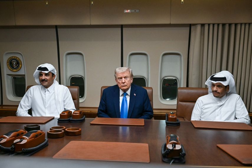 El presidente estadounidense Donald Trump se reúne con el emir de Catar, el jeque Tamim bin Hamad Al-Thani (izq.), y el primer ministro y ministro de Asuntos Exteriores, el jeque Mohammed bin Abdulrahman bin Jassim Al-Thani (der.), a bordo del Air Force One en Doha el 25 de octubre de 2025, durante una parada para repostar de camino a Malasia para la cumbre de la ASEAN.