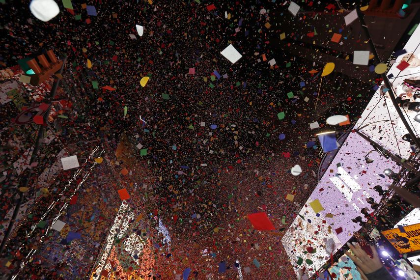 Una lluvia de confeti cae sobre Times Square para celebrar el a&ntilde;o nuevo 2020, en Nueva York, el 1 de enero de 2020.&nbsp;