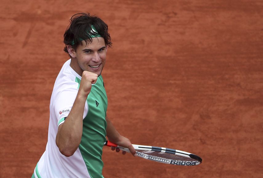 Dominic&nbsp;Thiem&nbsp;celebra tras vencer al serbio Novak Djokovic en partido de cuartos de final de Roland Garros.