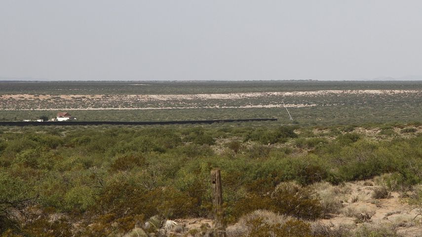 Fotografía del 23 de agosto de 2019 en la que puede verse una grúa al comenzar la construcción de un nuevo muro fronterizo al oeste de Santa Teresa, Nuevo México.&nbsp;