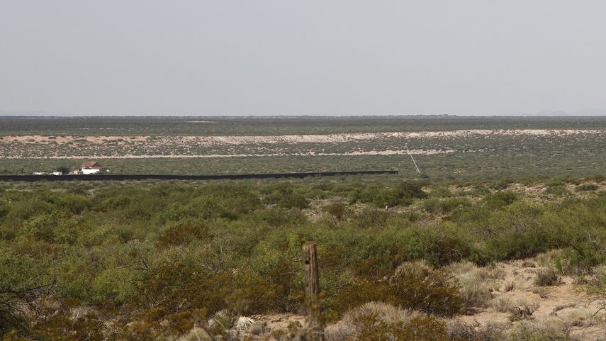 Fotografía del 23 de agosto de 2019 en la que puede verse una grúa al comenzar la construcción de un nuevo muro fronterizo al oeste de Santa Teresa, Nuevo México.&nbsp;