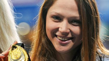 En esta foto de archivo tomada el 16 de diciembre de 2012, la medallista de oro Aliaksandra Herasimenia (Alexandra Gerasimenya) de Bielorrusia posa en el podio durante el Campeonato Mundial de Natación Corta en Estambul.