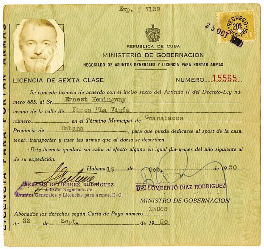 Imagen de la licencia de porte de armas de Hemingway en Cuba correspondiente a 1950. (AP)