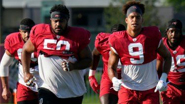 Jugadores de los Buccaneers de Tampa Bay corren durante un entrenamiento del equipo el 3 de agosto de 2023.