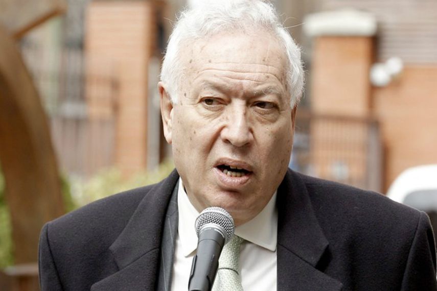 España hace muy bien, el Parlamento hace muy bien en pedir la liberación de los presos que es la condición necesaria para que se produzca ese diálogo, puntualizó Margallo